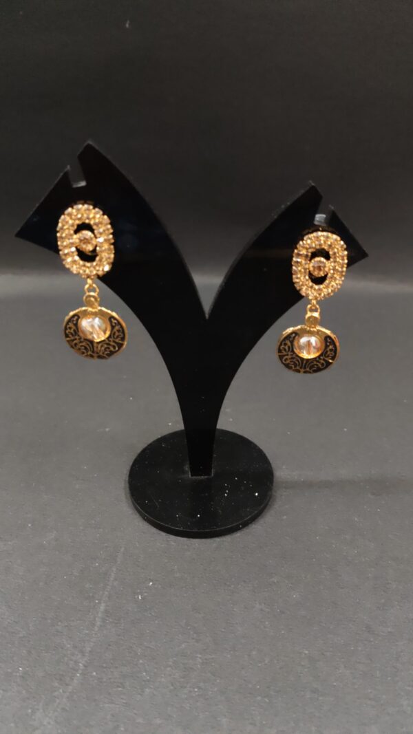Classic sparkling gold dangle earring