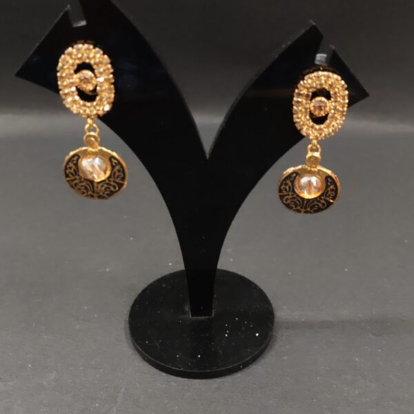 Classic sparkling gold dangle earring