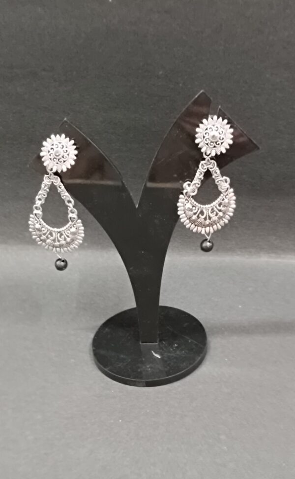 Trendy silver drops earrings